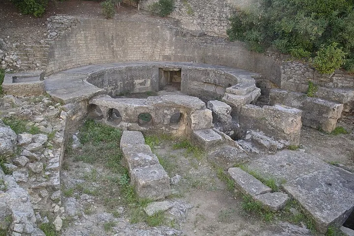 Le castellum de Nîmes : le bassin circulaire et les orifices de départ des canalisations.
